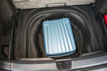 En del af de 611 liter befinder sig under bagagerumsgulvet. Her kan der let lægges en kabinekuffert. Men rummet er bedre egnet til blød bagage som to dyner og hovedpuder. 