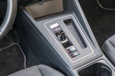 Gearvælgeren og startknappen er placeret let tilgængeligt. Når du standser motoren, så går gearvælgeren automatisk i P-funktion. Dermed sparer du lidt tid på alle køreture. 