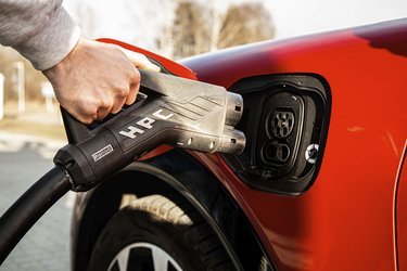 Ladestikket er placeret ved venstre forhjul og giver adgang til et Combo-stik, så man både kan lade hjemme med 11 kW og på farten med op til 150 kW.
