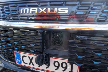 Ladestikket er placeret bag en klap i fronten. Der er et Type-2 Combo-stik. Hjemme kan bilen lades med 3,7 kW og på farten med op til 50 kW. To plastpropper skal fjernes, hver gang man lader bilen op.