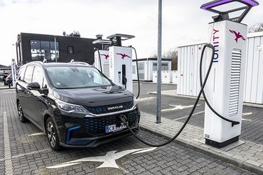 Man kan hurtiglade bilen på farten, men kun med op til 50 kW. Det giver en ladetid på tre kvarter op til 80 procent, men i vores forsøg var ladehastigheden noget lavere.