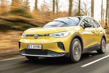 VW ID.4 er en el-SUV med plads til fem personer og med et pænt bagagerum. Den trækker på baghjulene og har batteriet placeret under gulvet.
