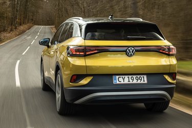 Bagtil er et lille ID.4-skilt placeret midt på bagklappen. Baglygterne er af LED-typen og er forbundet med et vandret LED-bånd.