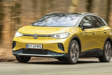 VW ID.4 har en sjov konstruktion med plastpaneler rundt om hjulkasserne og under dørene. Det giver bilen en opdeling med en sort nedre del og en karrosserifarvet øvre del. Dørrammer og vinduesstolper er altid i en kontrastfarve.