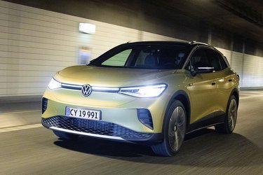 Ved kørsel i en tunnel tændes nærlyset automatisk, og så kommer der også lys i det vandrette lysbånd mellem forlygterne. Lygterne er af Matrix-typen i de dyreste udgaver, men er altid af LED-typen.