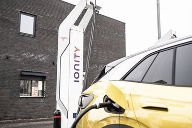 Udgaverne med det store batteri kan oplades med op til 125 kW på farten, mens dem med det lille batteri kan oplades med op til 100 kW. Hjemme kan de store udgaver oplades med 11 kW, mens dem med det lille batteri kun lader med 7,2 kW (to faser).