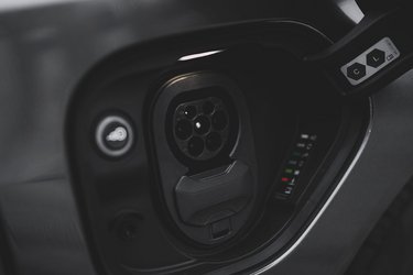 Der er et Type-2-ladestik i begge sider af bilen, mens lynladestikket kun er at finde i venstre side. Hjemme kan bilen som udgangspunkt lades med 11 kW, men man kan tilkøbe en opgradering, så den kan lade med op til 22 kW fra tre faser.