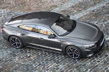 Audi e-tron GT er den hidtil hurtigste elbil fra Audi. Den har firehjulstræk, der er opbygget med to elmotorer, og batteriet leverer nok strøm til i alt 600 hk i topudgaven.