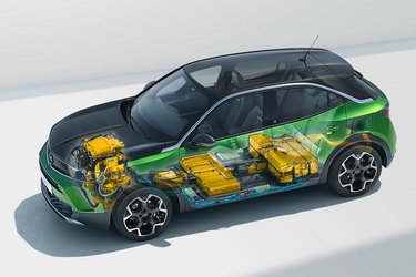 I elbilen er der er en elmotor, der trækker på forhjulene. Batteriet på 50 kWh er placeret som små enheder under for- og bagsæderne. Ladedækslet er placeret over venstre baghjul.