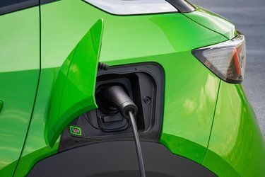 Elbilen kommer i to versioner – GS-Line og Ultimate – og i begge kan man oplade bilen fra tre faser og dermed med 11 kW. På farten kan man lynlade bilen med op til 100 kW. Hjemme tager en opladning dermed ca. fem timer, og på farten tager det ca. 40 minutter at få ladet op til 80 procent.