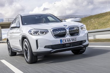 BMW iX3 er en eludgave af BMW X3. Den bygges på BMW’s fabrik i Kina og fremstår som en yderst vellykket elbil.
