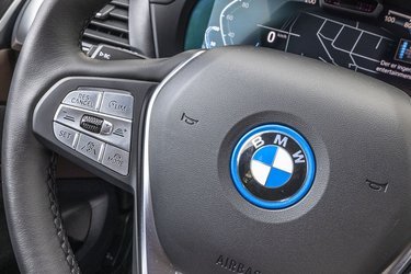 Fra rattet styres den adaptive fartpilot og den styrehjælp, der selv kan fastholde bilen i vognbanen. Begge dele fungerer fint og er med til at løfte køreindtrykket.