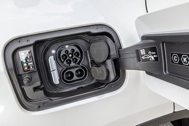 Man kan oplade BMW iX3 fra en ladeboks med strøm fra tre faser, hvilket giver 11 kW. På farten kan man oplade med op til 150 kW, men så hurtigt kunne vi ikke få strøm på, da vi testede den del. De to klapper over stikkene er lette at betjene, men vi savner lys ved stikket.