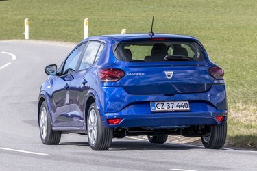Sandero er en femdørs hatchback. Den nye udgave har fået et regulært løft i både design og byggekvalitet, men den fine antenne på taget er ikke ligefrem up-to-date …