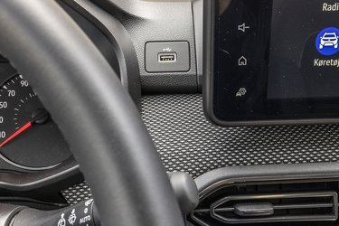 Til venstre for skærmen er der et usb-stik til mobiltelefonen. Man kan få en særlig holder, der kan holde mobilen fast under kørslen, så den kan bruges på lovlig vis.