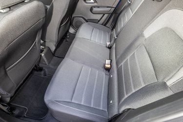 Der er egentlig udmærket plads ved bagsædet, og der er isofix-beslag ved de to yderpladser.