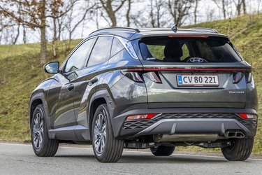 Hyundai Tucson er en ny SUV med flotte linjer og ret avanceret teknik. Her er det benzinudgaven med mildhybrid-teknik vi har testet. Den koster 360.000 kr. i Advanced-udgaven med automatgear.