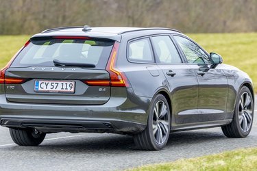 Volvo V90 er største stationcar i Volvo-familien. Her er den testet i udstyrsversionen R-Design, der bl.a. indeholder sorte detaljer hele vejen rundt på bilen.