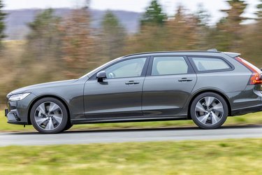 Volvo V90 er en lang bil. Den måler fra ende til anden knap fem meter, og der er næsten tre meter fra forhjul til baghjul.
