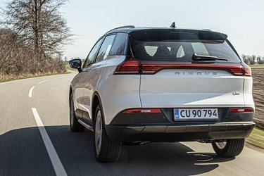 Designet er flot, og Aiways U5 virker egentlig meget europæisk i sine linjer. Den tofarvede lakering er eneste form for ekstraudstyr, man kan købe til bilen.