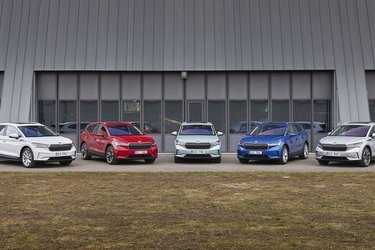 Skoda Enyaq er en stor el-SUV med plads til fem personer. Den kommer med tre batteristørrelser og fås i mange farver.