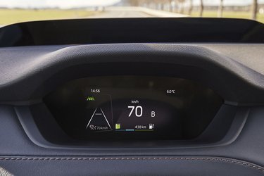Foran rattet sidder dette lille display, der på enkel og tydelig vis angiver hastigheden samt de mest nødvendige informationer som f.eks. pileanvisninger fra navigationsanlægget.