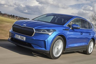 Skoda Enyaq har overraskende komfortable køreegenskaber og er en fornøjelse at køre på både motorvej og på små snoede landeveje. I byen glæder man sig over en meget lille venderadius.
