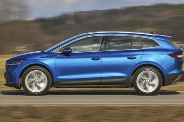 Skoda Enyaq er en anelse længere og bredere end sin søster, VW ID.4. Den øgede længde ses f.eks. ved de ret lange ruder bag bagdørene. Enyaq har som udgangspunkt baghjulstræk.