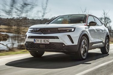 Opel Mokka kommer nu i en helt ny udgave, der er bygget på samme teknik som bl.a. Peugeot 2008. Fronten er gjort typisk for Opel med det store logo lige i midten og de ret avancerede LED-forlygter med vandrette kørelys.