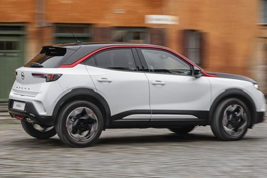 Der er tale om en mini-SUV, og Opel Mokka er således udstyret med integrerede plastpaneler langs kanten af hjulkasserne. Der er desuden paneler langs dørenes underkant, der åbner med op, når dørene åbnes.