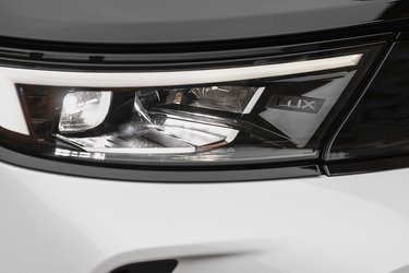 Elbilen Mokka-e har som standard IntelliLux LED® matrix lygter, der består af i alt 14 enheder. Denne lygtetype fås ikke til benzin- og dieseludgaverne.