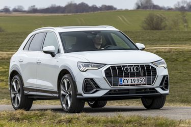 Audi Q3 er som plugin-hybrid kun udstyret med forhjulstræk. Fronten er præget af den nærmest enorme kølergrill.