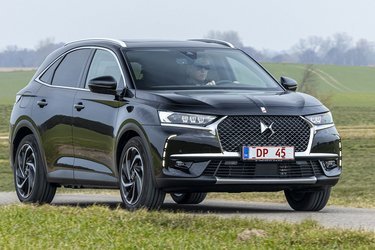 DS7 Crossback har et design, der skiller sig ud fra konkurrenterne. Forlygterne er aktive LED-lygter.
