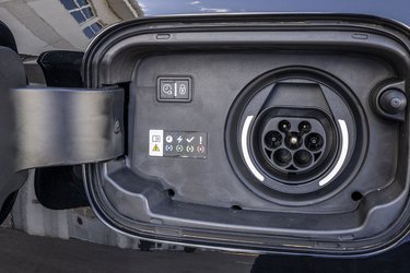 Ladestikket er placeret ved venstre baghjul, og har indbygget tætning, så man slipper for ekstra dæksler. Bilen lades med en enkelt fase og maksimalt 3,7 kW. Der er lys rundt om stikket.