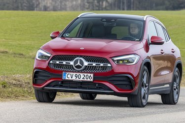 GLA er en SUV der er bygget over A-klassen. Den er ret flot udstyret og har bl.a. LED-lygter både for og bag som standard.