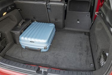 Bagagerummet er rimeligt i størrelsen, men vi savner et rum under gulvet til kabler. I stedet skal man altid have dem med i bagagerummet i den lille sorte taske.
