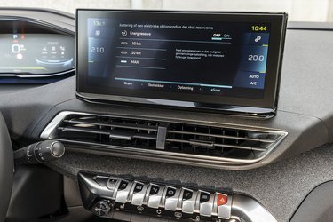 I EV-menuen kan man indstille om bilen skal gemme lidt af strømmen eller bruge den helt op, før benzinmotoren starter.