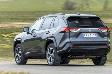 I denne H3 Style-udgave af RAV4 er der stort set alt det udstyr, man kan drømme om. Udvendigt er bilen lakeret i to farver.