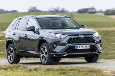 Toyota RAV4 er en stor bil og har et stort batteri. Vi kørte således hele 66 km på el alene, og fabrikken stiller 75 km i udsigt.