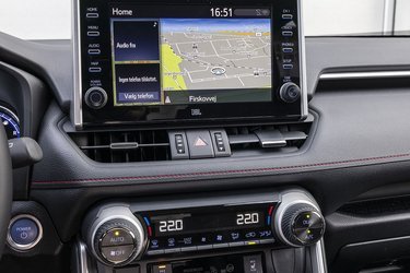 Den 9-tommer store skærm har kabelopkobling til Apple CarPlay og Android Auto samt indbygget DAB-radio og navigationsanlæg. Der er store drejeknapper til lyd og trykknapper, når man skal skifte mellem de forskellige funktioner. Det fungerer godt.