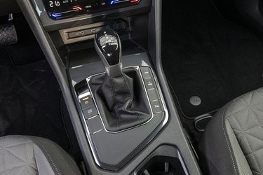 Gearstangen er af den gammeldags type, og ved siden af den er der knapper, der styrer hybriddriften. En særlig GTE-knap forvandler bilen til en hurtigløber.