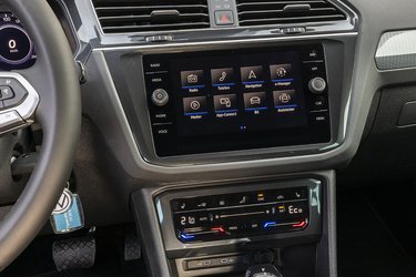 Skærmen i midten er flot integreret, og er let at betjene. Der er danske menuer og mulighed for at koble sin telefon op trådløst til Apple CarPlay eller Android Auto.