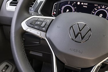 Life-udgaven af Tiguan er udstyret med adaptiv fartpilot, men ikke Travel Assist. Det skal tilkøbes for lidt over 10.000 kr., hvis man vil have at bilen selv styrer efter vejstriberne.