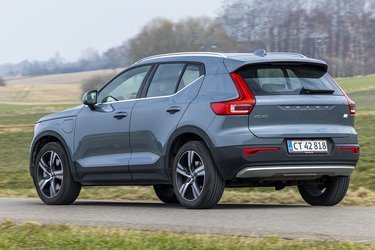 Volvo XC40 er blevet en af de mest populære SUV’er, efter at den nu fås som plugin-hybrid. Den testede udgave er den „lille“ med en benzinmotor med 129 hk, mens den store yder 180 hk. I begge tilfælde plus effekten fra elmotoren.