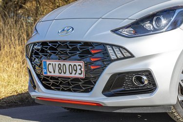 Hyundai i10 N-Line har sin helt egen front, hvor grillen har fået lidt mere aggressivt udseende, og de runde kørelys-lygter er erstattet af tre skråtstillede LED-lamper. Røde detaljer inde og ude giver bilen et GTI-look.