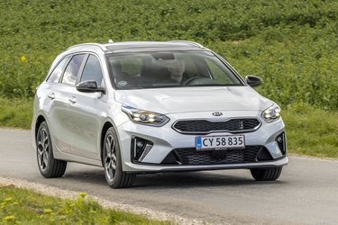 Kia Ceed har netop fået et facelift, det er ikke så omfattende rent designmæssigt, men der er kommet nye motorer og nye skærmmuligheder i kabinen.