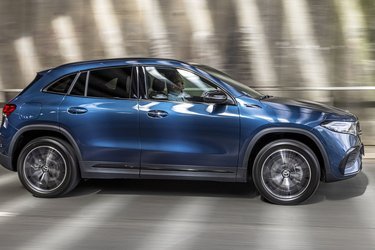 Der er SUV-linjer over bilens form, og der er også plastkanter langs hjulkasserne. Bilen er femdørs, og der er plads til fem personer.