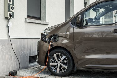 Toyota Proace Electric kan lades med tre faser og 11 kW. Det giver en ladetid på hhv. ca. fem og ca. syv timer i de to udgaver med hhv. 50 og 75 kWh.