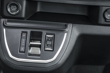 Kendere af Peugeot og Citroën vil nikke genkendende til denne gearstang, der bestemmer kørselsretningen. Til højre herfor sidder den knap, der bestemmer køreprogrammet. Bilen starter altid i Normal, som åbner op for 109 hk, mens Power-indstillingen slipper op til 136 hk løs. I Eco-programmet er der lidt under 90 hk til rådighed.