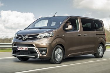 Toyota Proace er mest kendt som varebil, men fås også som minibus. Nu er den kommet i en eludgave, og så kan den køre op til 330 km på de 75 kWh, som batteriet rummer i denne topudgave.
